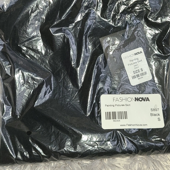 NWT》FASHION NOVA "PAINTING PICTURES SKIRT" - Picture 3 of 3